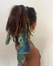 Load image into Gallery viewer, Seidentuch Green Batik Silk als Haartuch
