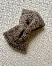 Load image into Gallery viewer, Turban Strickstirnband Taupe
